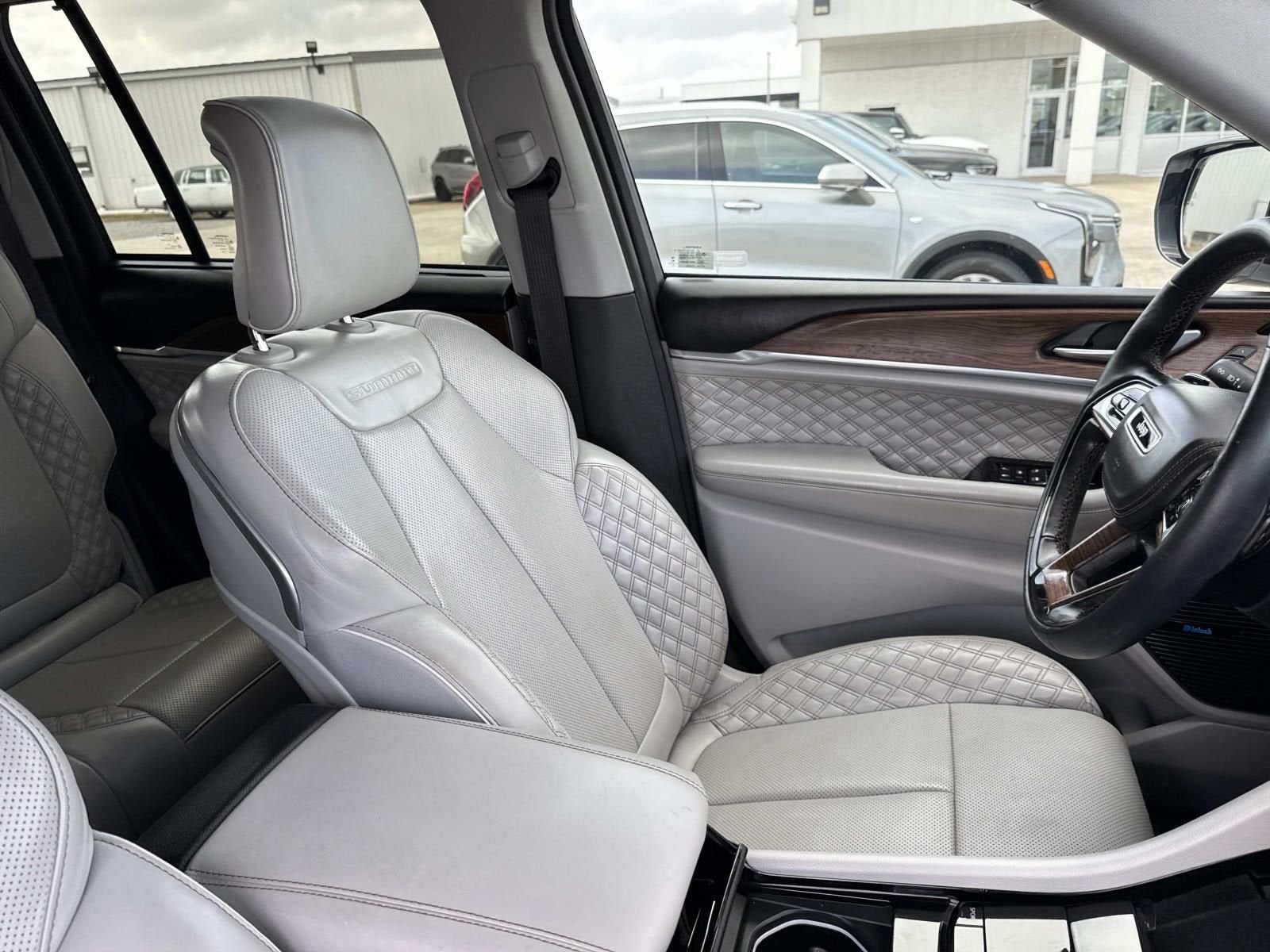 2022 Jeep Grand Cherokee Summit