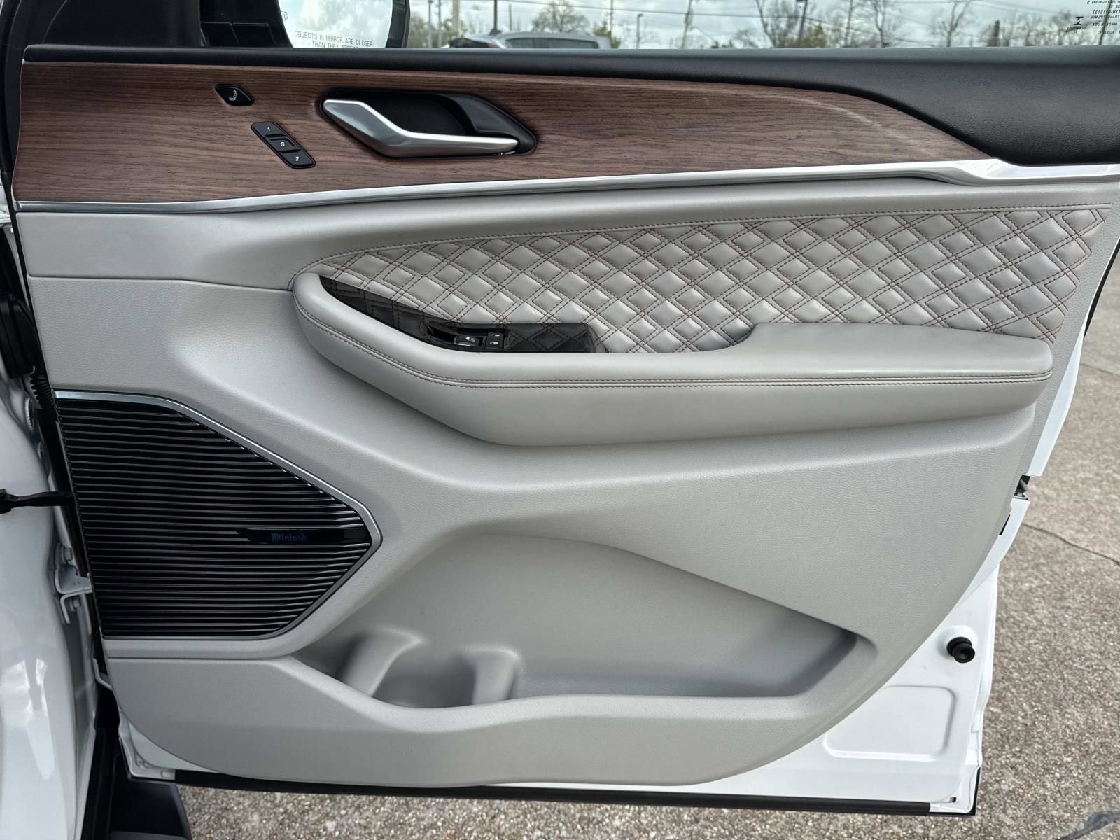 2022 Jeep Grand Cherokee Summit