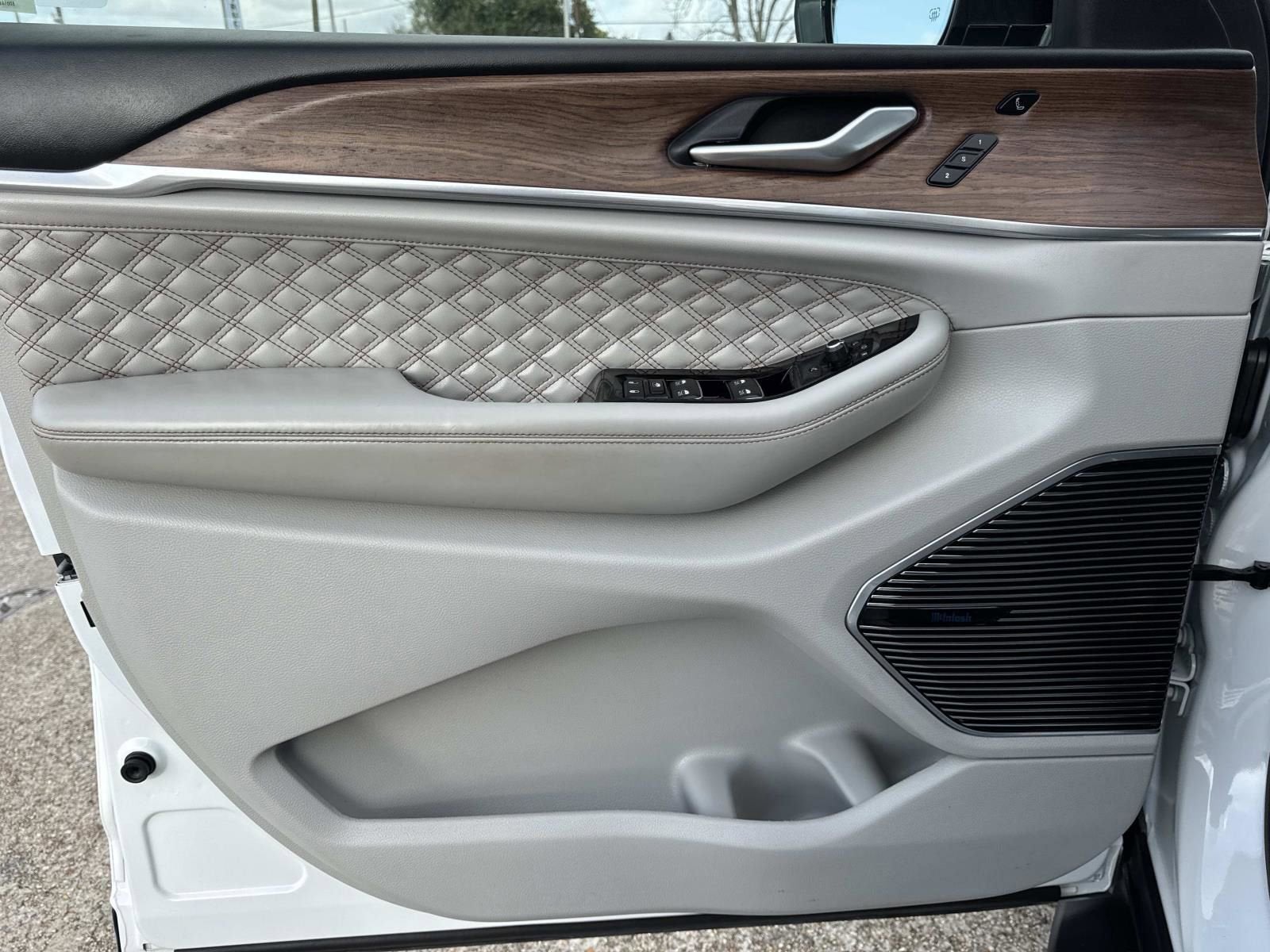 2022 Jeep Grand Cherokee Summit